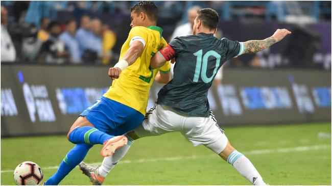 巴西队长炮轰梅西：比赛中踢人 裁判无动于衷