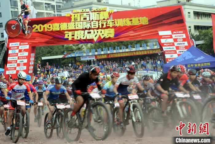 “玛吉斯杯”自行车年度总决赛千人同场竞技。　朱坤伟 摄