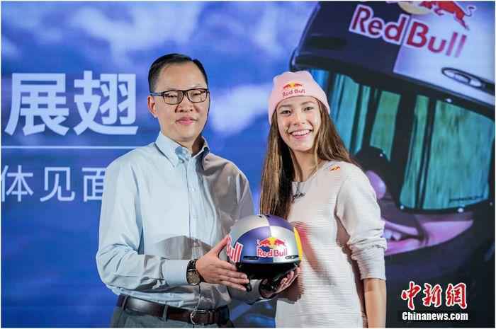 孙威赠予谷爱凌奥地利红牛滑雪头盔，代表着对她凌雪展翅再攀高峰的美好祝愿