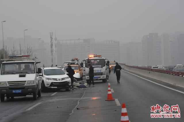 中州大道金水立交多车相撞