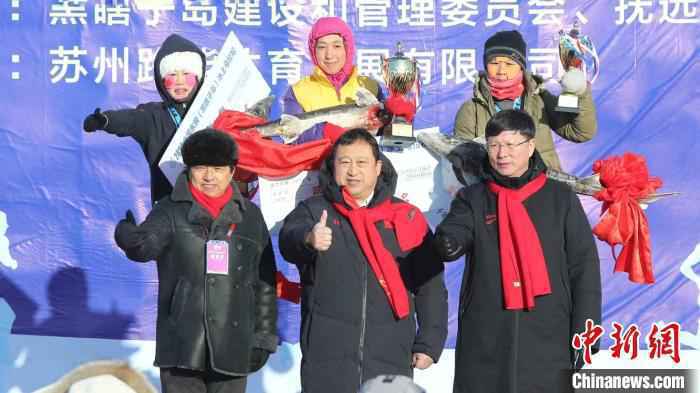 为获奖的女选手颁奖 黑龙江省体育局提供 摄