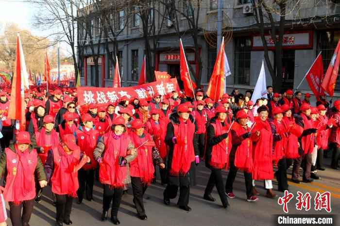 激发民众“不畏艰险、奋发向上、勇于攀登”的精神，掀起全民健身活动新高潮。　马子娟 摄