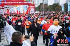  15国跑者陕西“竞速”迎新 传递全民健身理念
