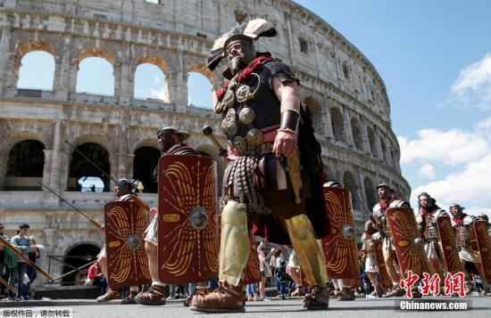 资料图：一名“古罗马指挥官”带领“士兵”行进在罗马斗兽场前。