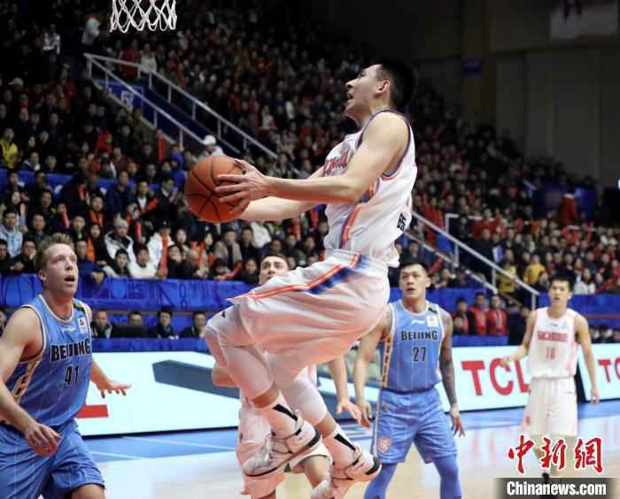 四川队的陈辰得到7分1篮板，在比赛开始扛起了球队进攻重任。　吕杨 摄