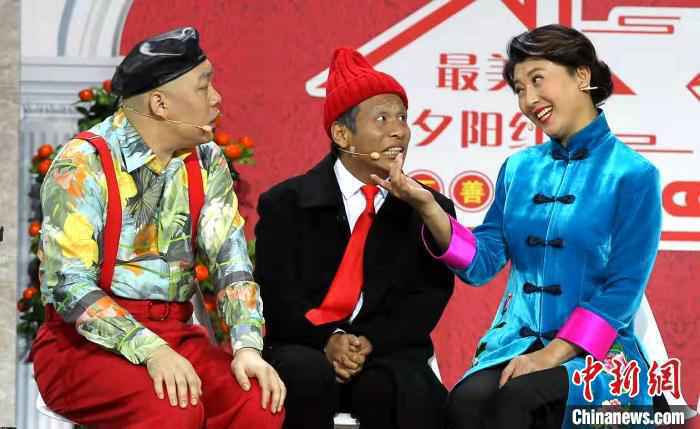 宋小宝今年化身家庭关系调解员，每天忙着用手机做直播，调解疏导他人家庭矛盾。　辽宁广播电视台供图 摄