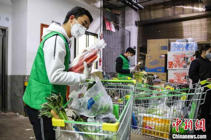 贵阳小区封闭管理下的市民生活日常:线上购物增加