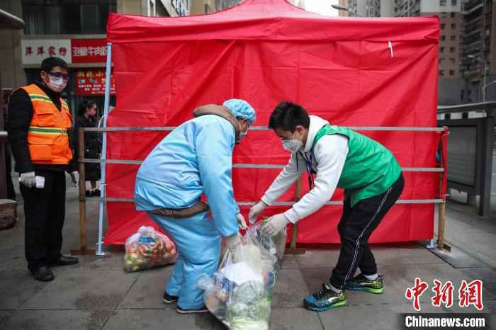 贵阳小区封闭管理下的市民生活日常:线上购物增加