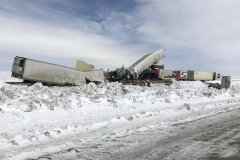 暴雪致美国高速路100辆车相撞 造成3死数十人伤