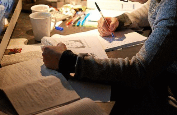 外媒:韩国学生宅在家中也难逃学业压力