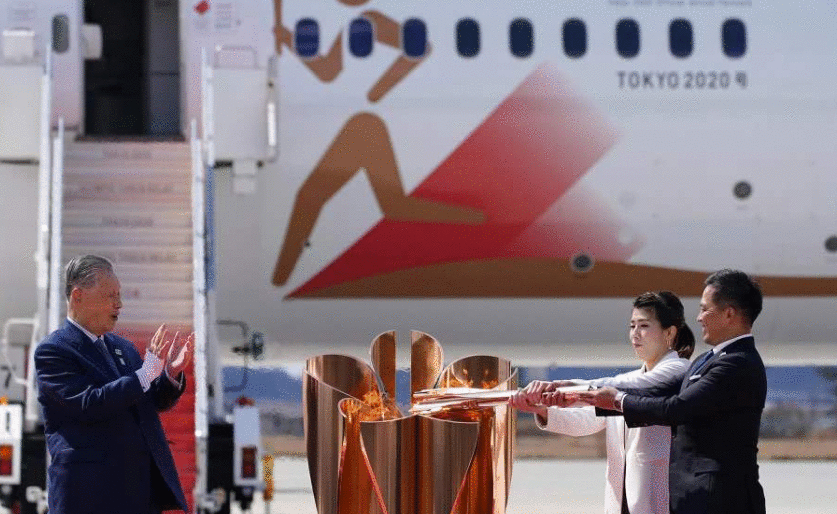奥运圣火乘专机抵达日本 少数人参加欢迎仪式