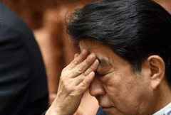 逗狗喝茶看电视 安倍发居家视频呼吁宅家反被批 逗狗喝茶看电视 安倍发居家视频呼吁宅家反被批