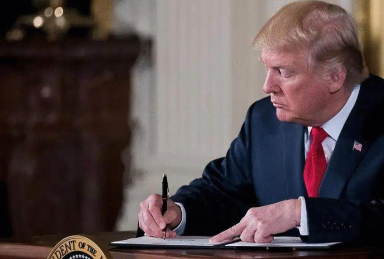 美媒认为:特朗普抗疫表现令美总统领导力降至历史最低点