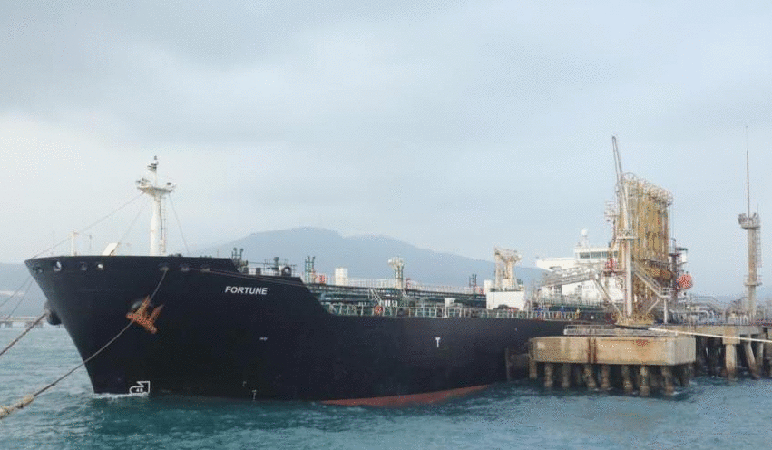 外媒:首艘伊朗油轮抵达委内瑞拉助解“油荒”