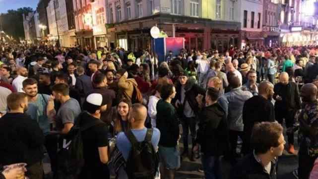 英格兰解封后酒吧人满为患 外媒担忧出现新一轮疫情