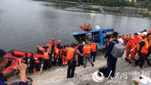 贵州安顺坠湖公交车救出18人已送往医院，2人已无生命体征