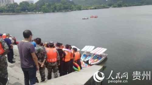贵州安顺坠湖公交车救出18人已送往医院，2人已无生命体征