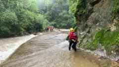 陕西强降雨引发河水暴涨13名工人被困 消防员接力救援