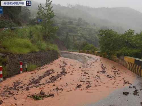 暴雨影响云南彝良发生泥石流灾害 致13间房屋倒塌