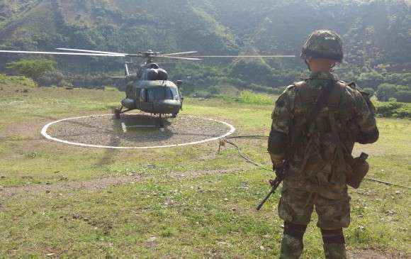 哥伦比亚军方一直升机遭袭 一名士兵死亡