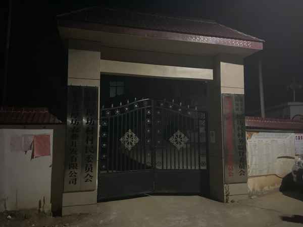 发生命案的厚坊村村委会大院，两扇铁门已上锁。