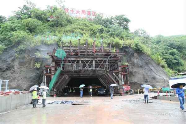 玉磨铁路王岗山隧道发生坍塌事故 致4人被困