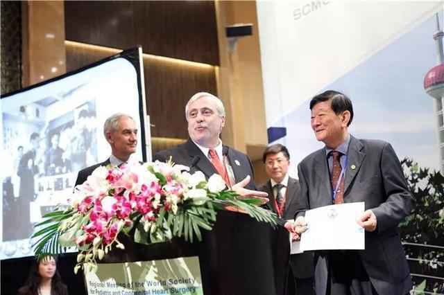 图为丁文祥教授荣获世界儿科和先天性心脏病外科协会“终身成就奖”。