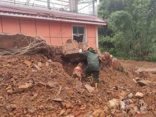 云南镇康木场乡山体滑坡已致3人遇难 仍有2人失联