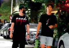 王大陆母丧期间为柯爸祝寿 柯震东贴心陪伴兄弟 王大陆母丧期间为柯爸祝寿 柯震东贴心陪伴兄弟