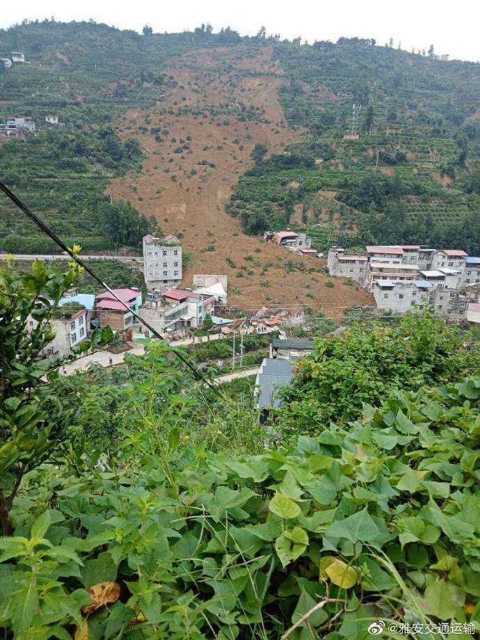 四川雅安汉源县境内发生山体垮塌 初步估计超20万方