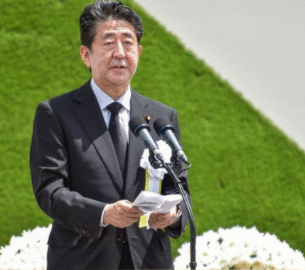 安倍成连续任职最久日本首相 日媒称其经济外交雄心遭疫情重击
