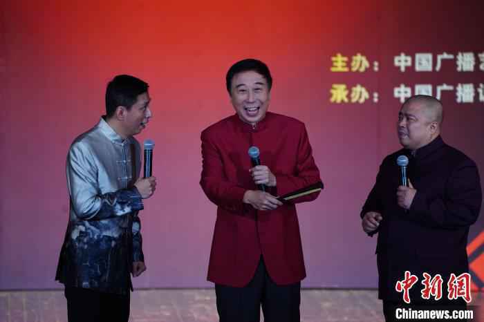 冯巩(中)、贾旭明(左)和曹随风(右)在表演相声。中国广播艺术团供图