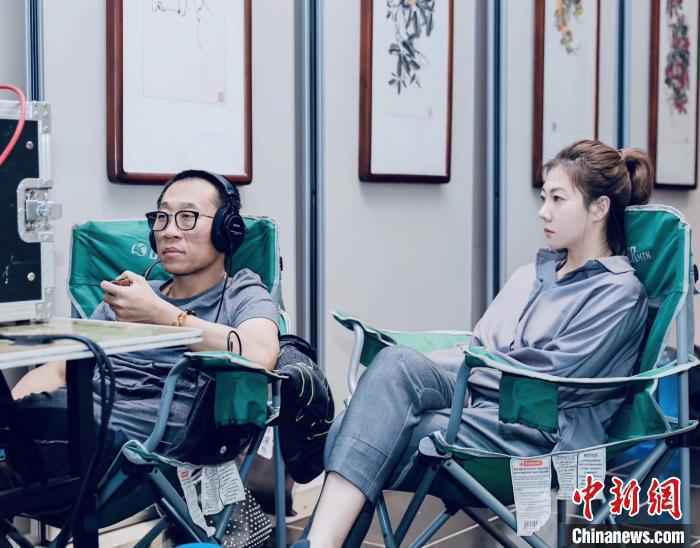 王丹婷与导演吴军在片场。受访者供图