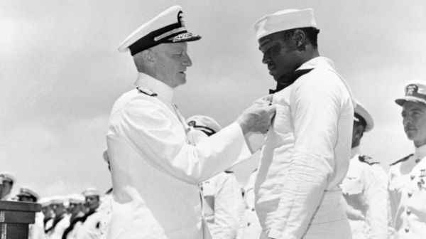美军最新福特级航母以非裔人士命名 致敬“珍珠港英雄”