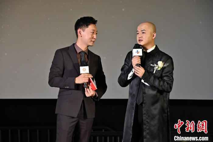 包贝尔(右)作为评审委员代表现场勉励青年导演 刘小艳供图 摄