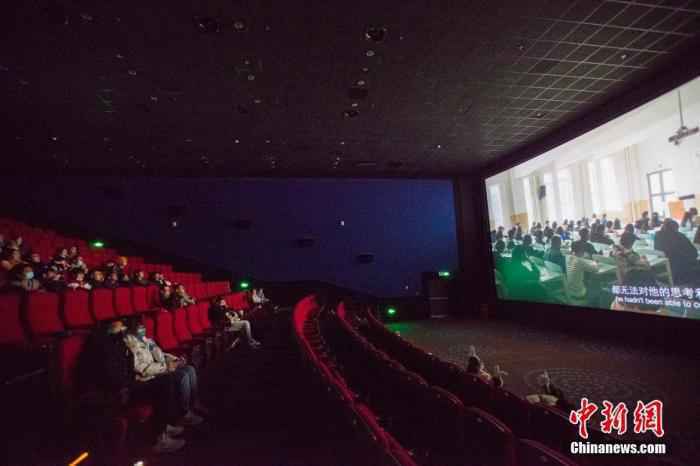 1月1日，山西太原，民众在影院观看电影。
/p中新社记者 张云 摄