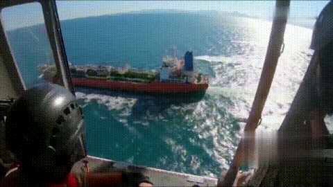 现场！伊朗公布扣押韩国船只画面：直升机监视 快艇紧跟