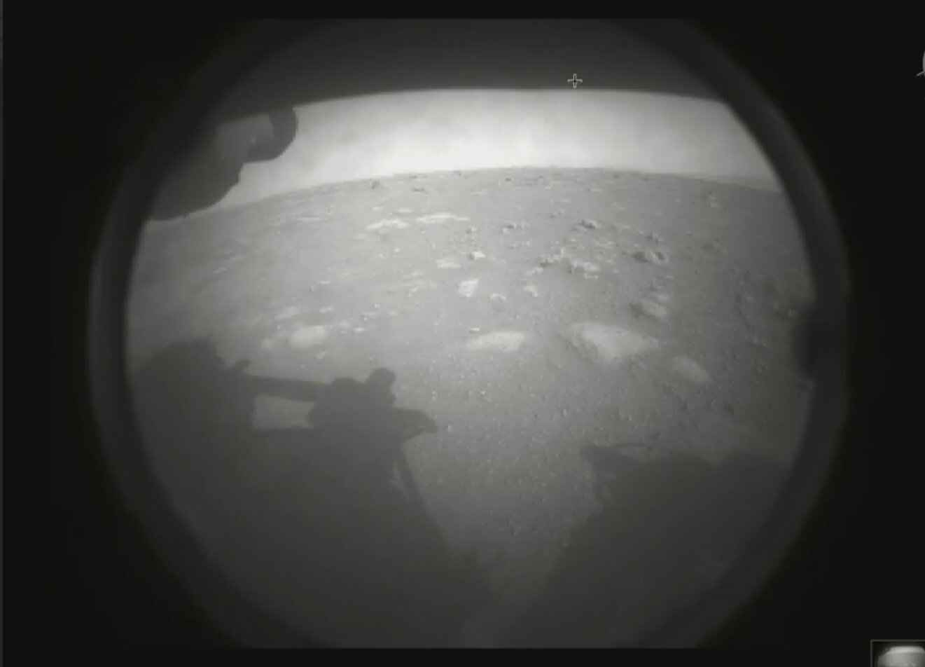 NASA“毅力号”登陆火星，传回首张火星照片！