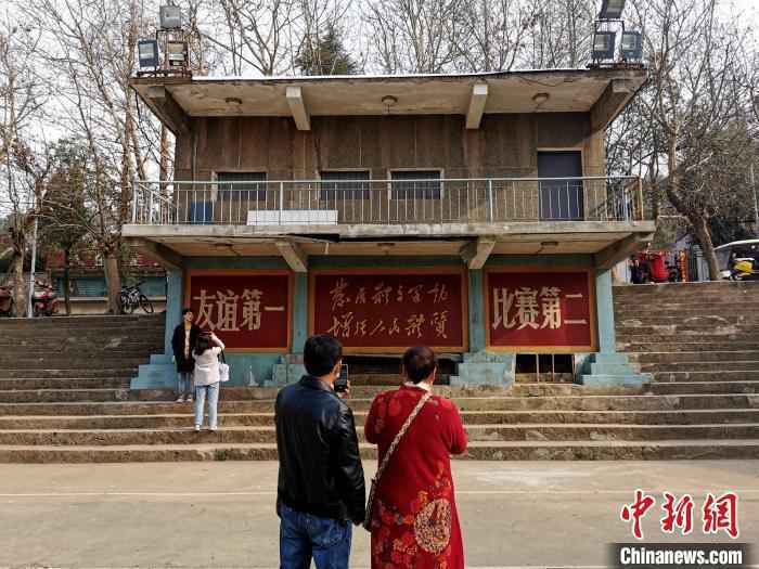 湖北卫东控股集团有限公司。游客在拍照 胡传林 摄 