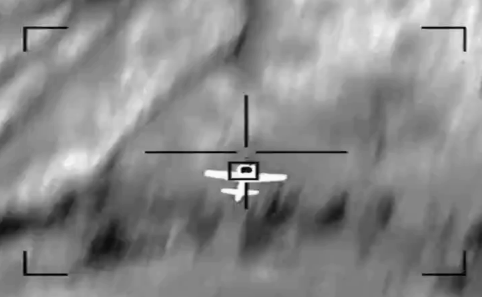 沙特出动F-15战机拦截无人机 摧毁瞬间浓烟滚滚