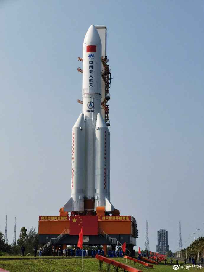 中国空间站天和核心舱器箭组合体转运至发射区