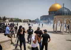 法新社摄影师被以色列警察殴打 事发时正报道巴以冲突 法新社摄影师被以色列警察殴打 事发时正报道巴以冲突