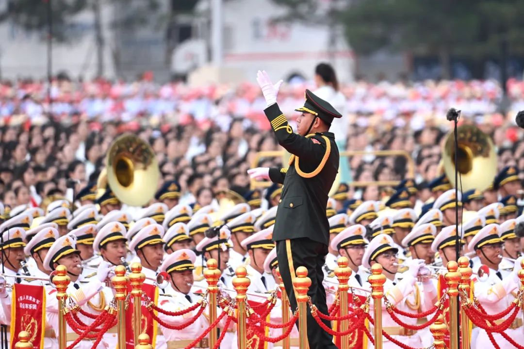  战鹰飞过天安门广场，最美的祝福送给党！