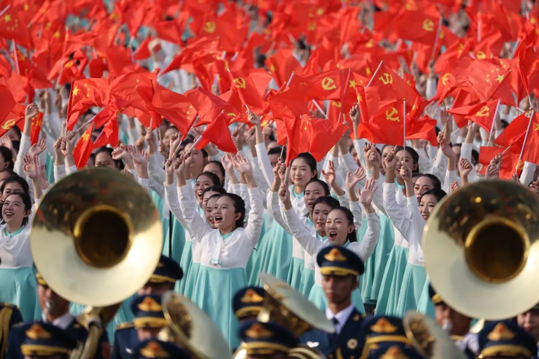  战鹰飞过天安门广场，最美的祝福送给党！