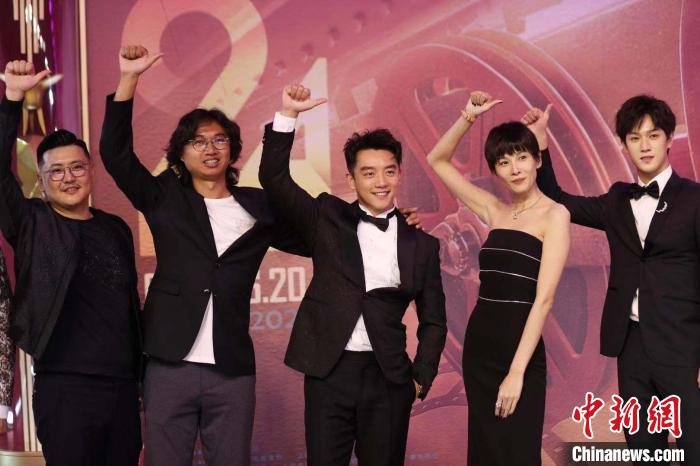 第24届上海国际电影节金爵盛典红地毯仪式。　张亨伟 摄