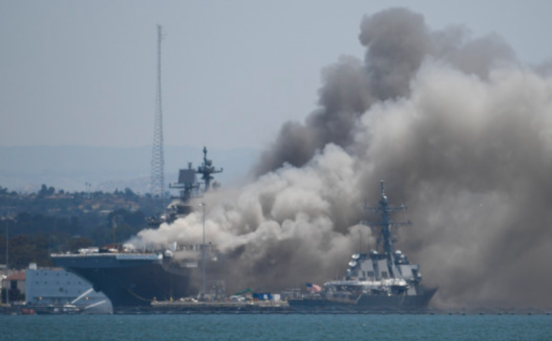 美军一水手被控对准航母纵火：致63人受伤 损失达数十亿美元