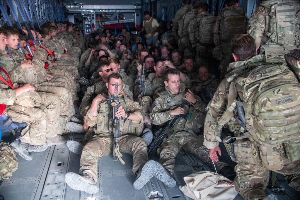 英军时隔20年完全撤离阿富汗 最后航班内部曝光：士兵挤坐地板