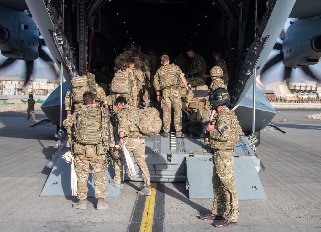英军时隔20年完全撤离阿富汗 最后航班内部曝光：士兵挤坐地板