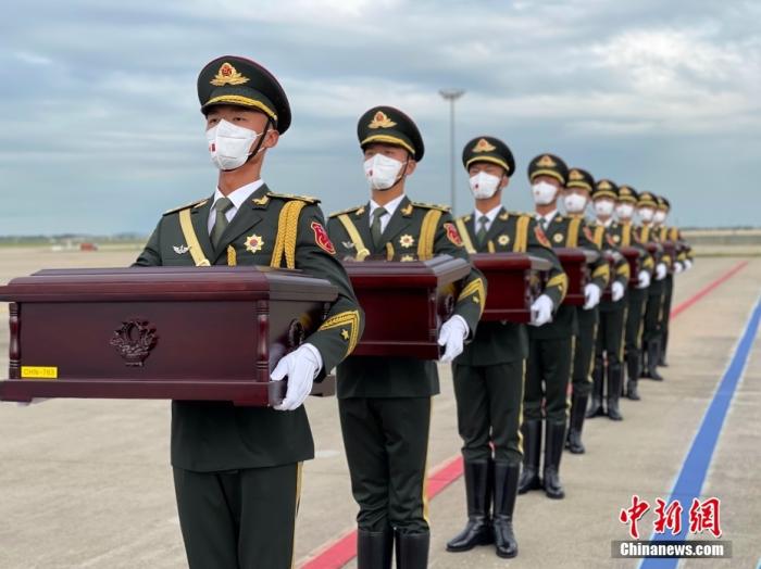  中韩双方交接第八批在韩中国人民志愿军烈士遗骸
